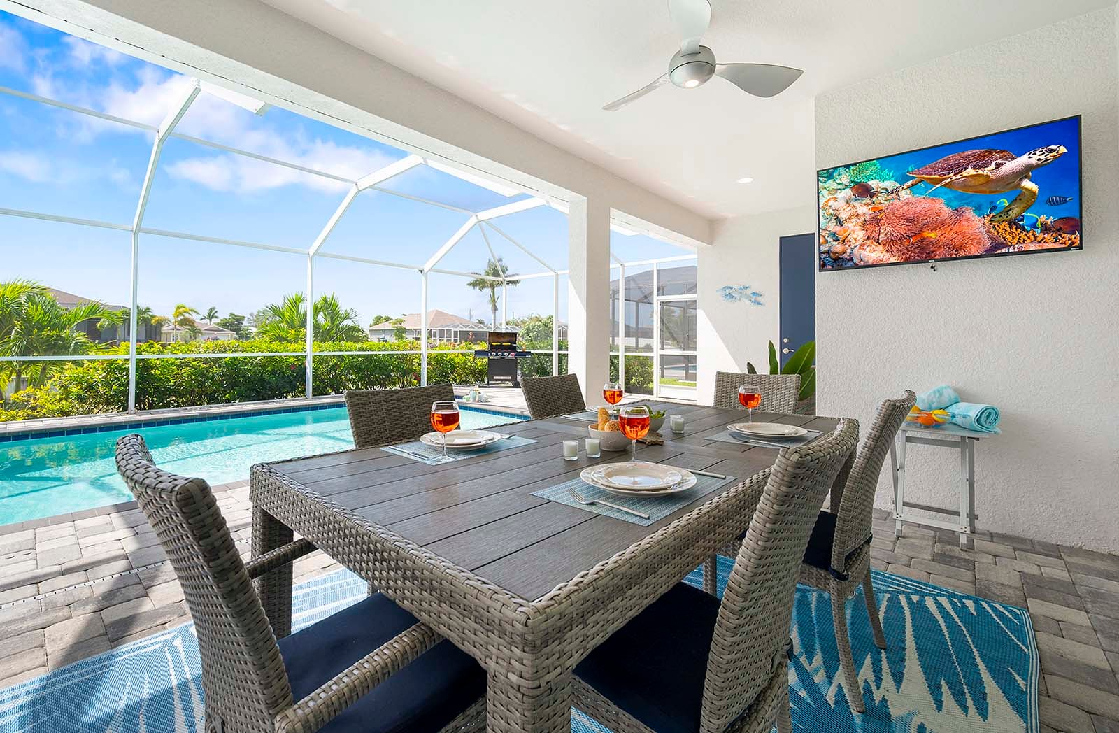 Sonnige Terrasse am Süßwasserkanal mit Blick aufs Wasser.