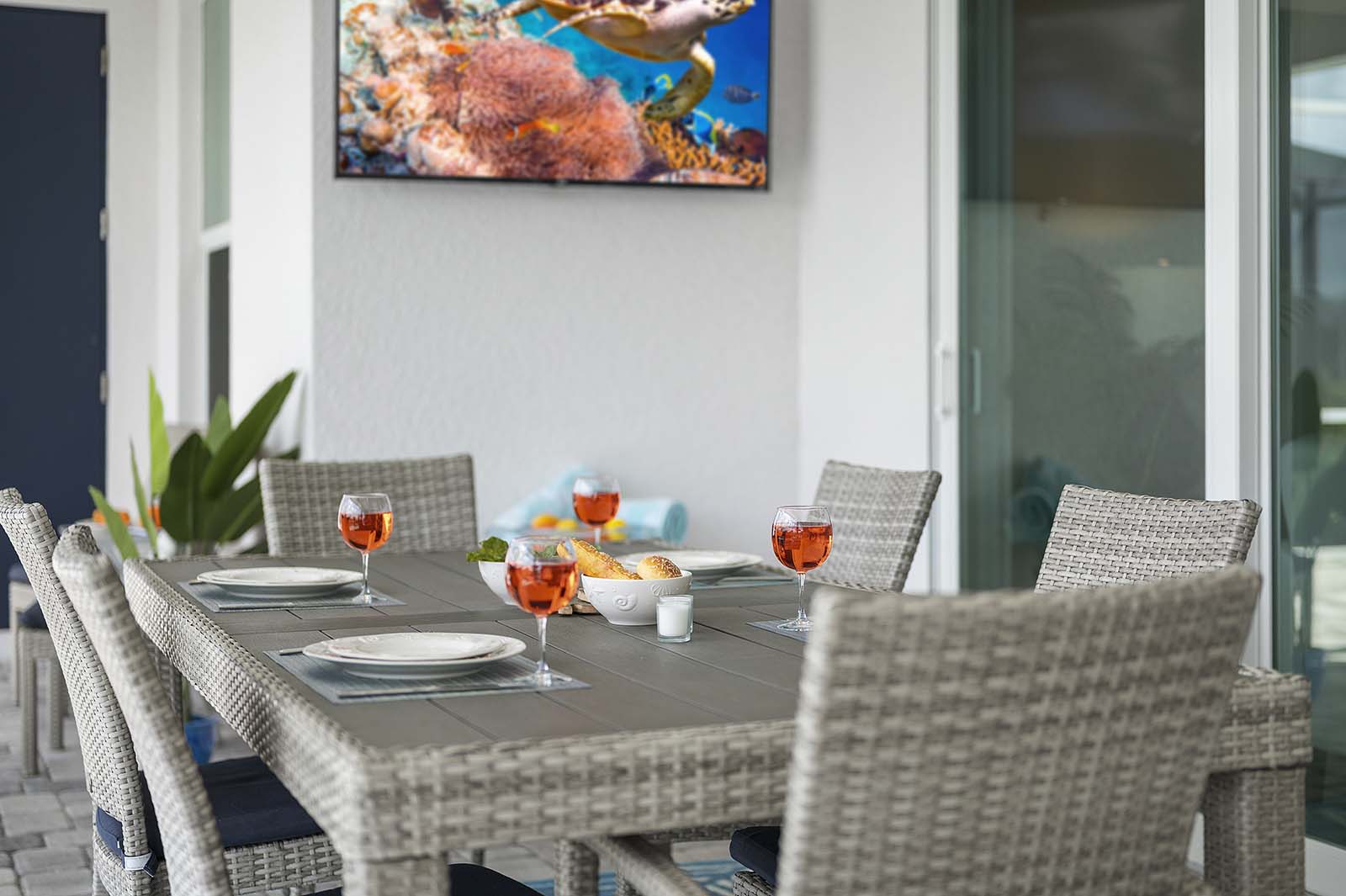 Terrasse am Süßwasserkanal mit Blick aufs Wasser.