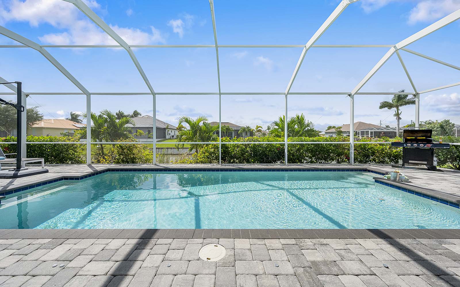 Terrasse am Süßwasserkanal mit Sitzbereich und Blick aufs Wasser.