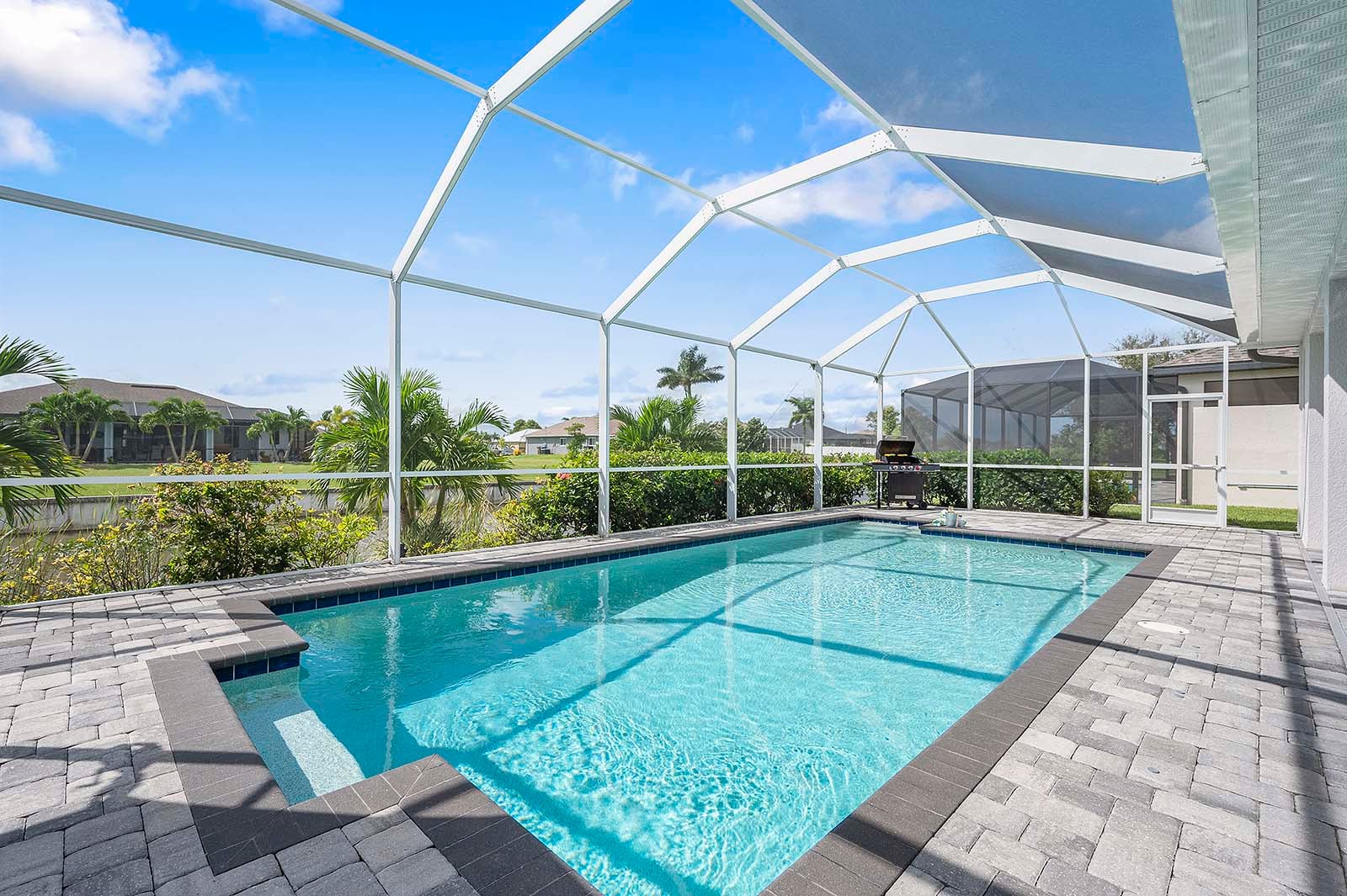 Terrasse am Süßwasserkanal mit Sitzbereich und Blick aufs Wasser.