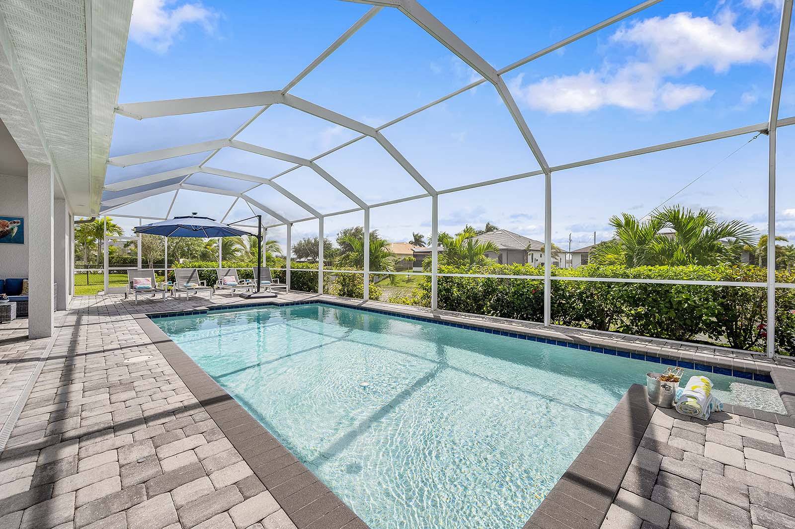 Terrasse am Süßwasserkanal mit Sitzbereich und Blick aufs Wasser.