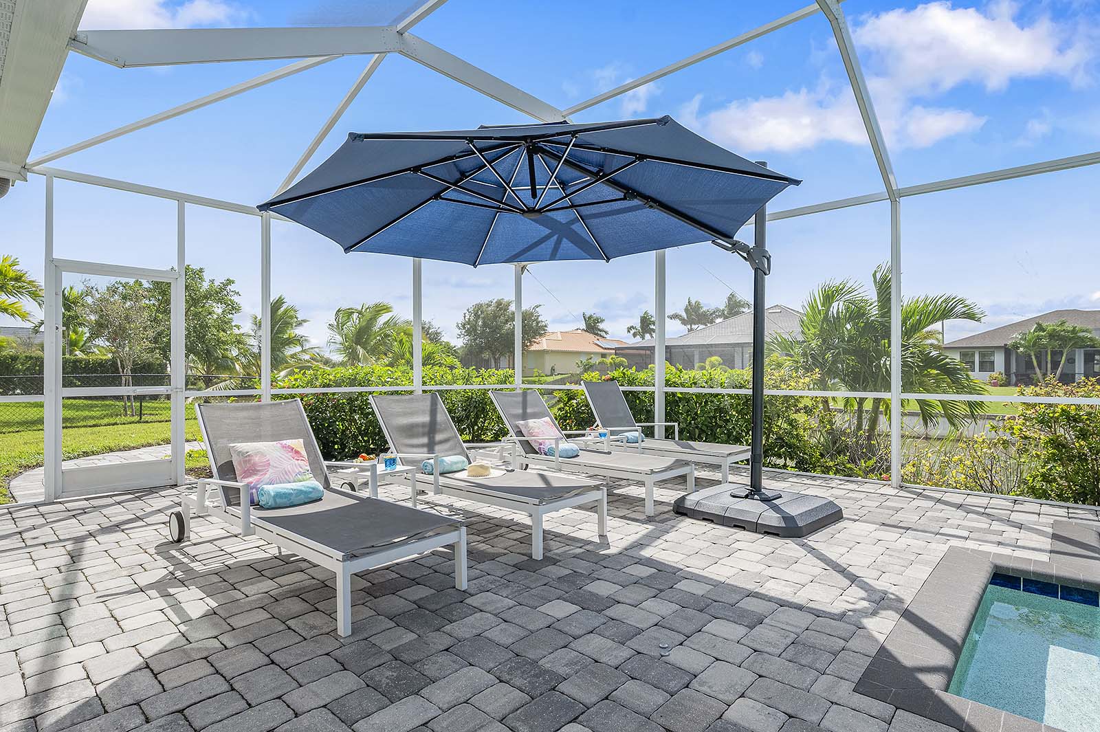 Terrasse am Süßwasserkanal mit Blick aufs Wasser.