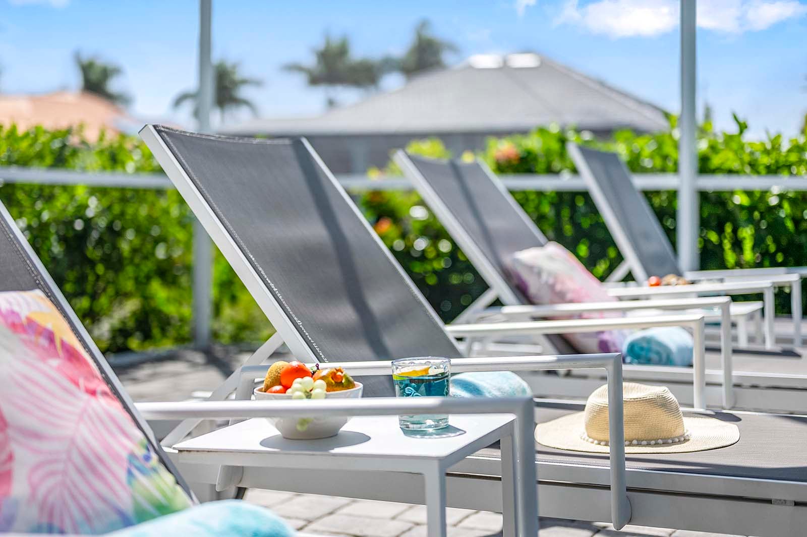 Terrasse am Süßwasserkanal mit Sitzbereich und Blick aufs Wasser.