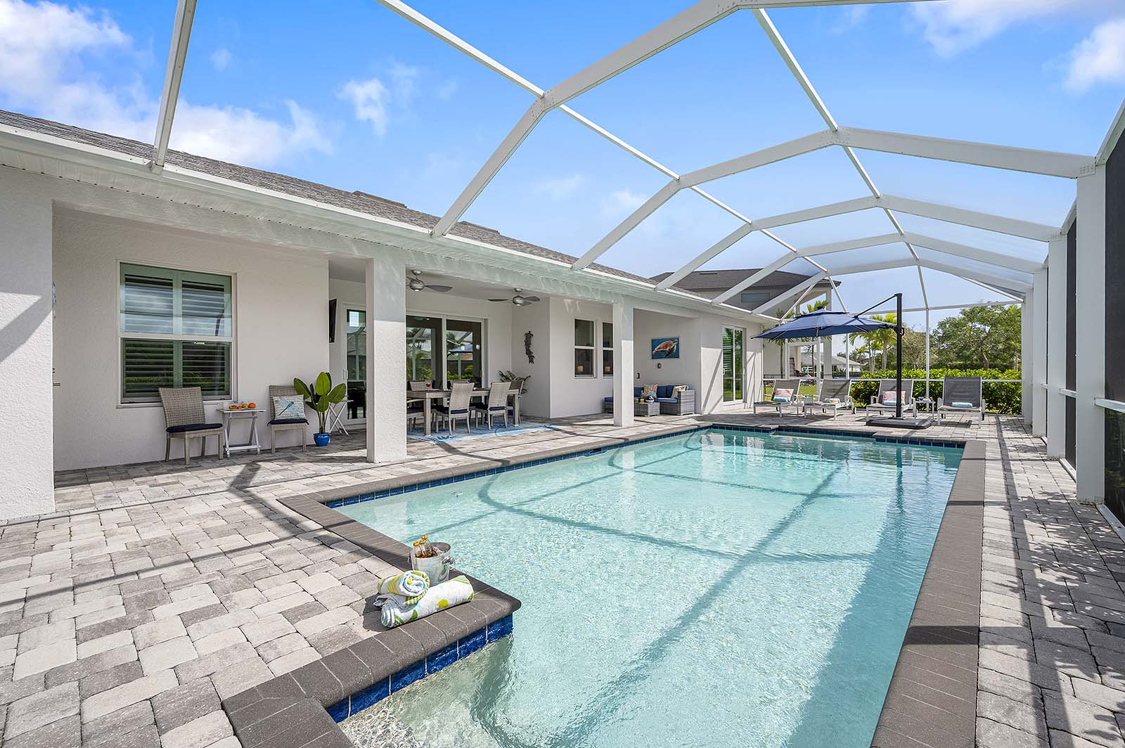 Terrasse am Süßwasserkanal mit Sitzbereich und Blick aufs Wasser.
