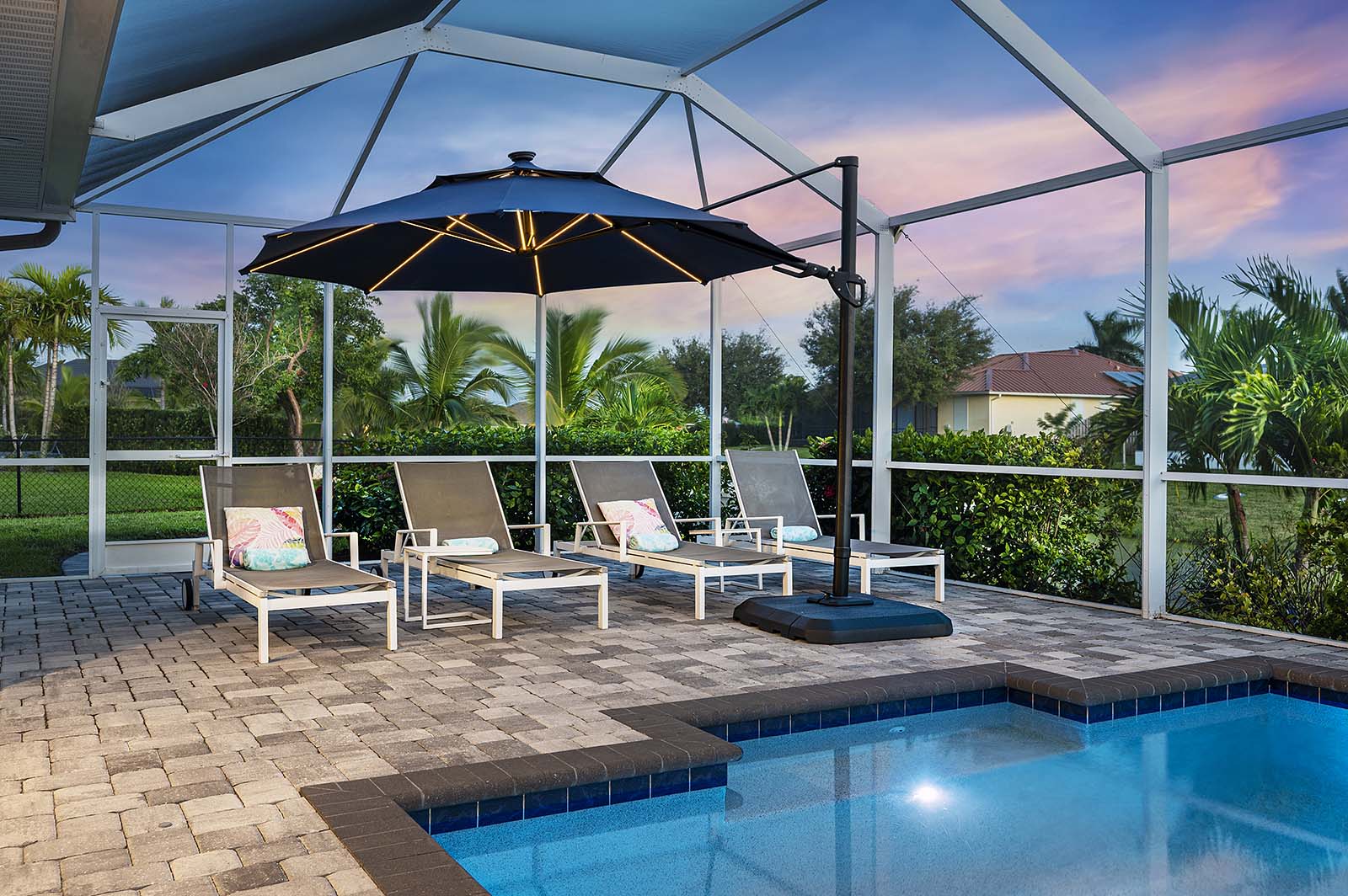 Außenbereich am Süßwasserkanal mit Terrasse in Südausrichtung.