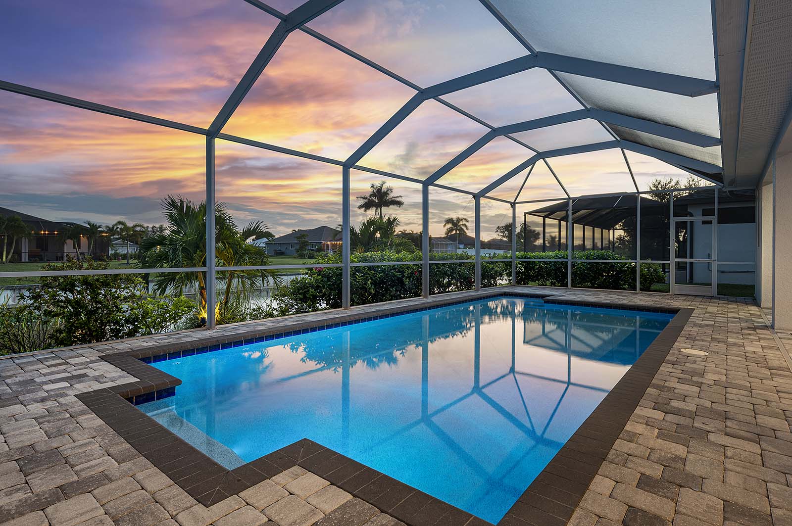 Terrasse am Süßwasserkanal mit Blick aufs Wasser.