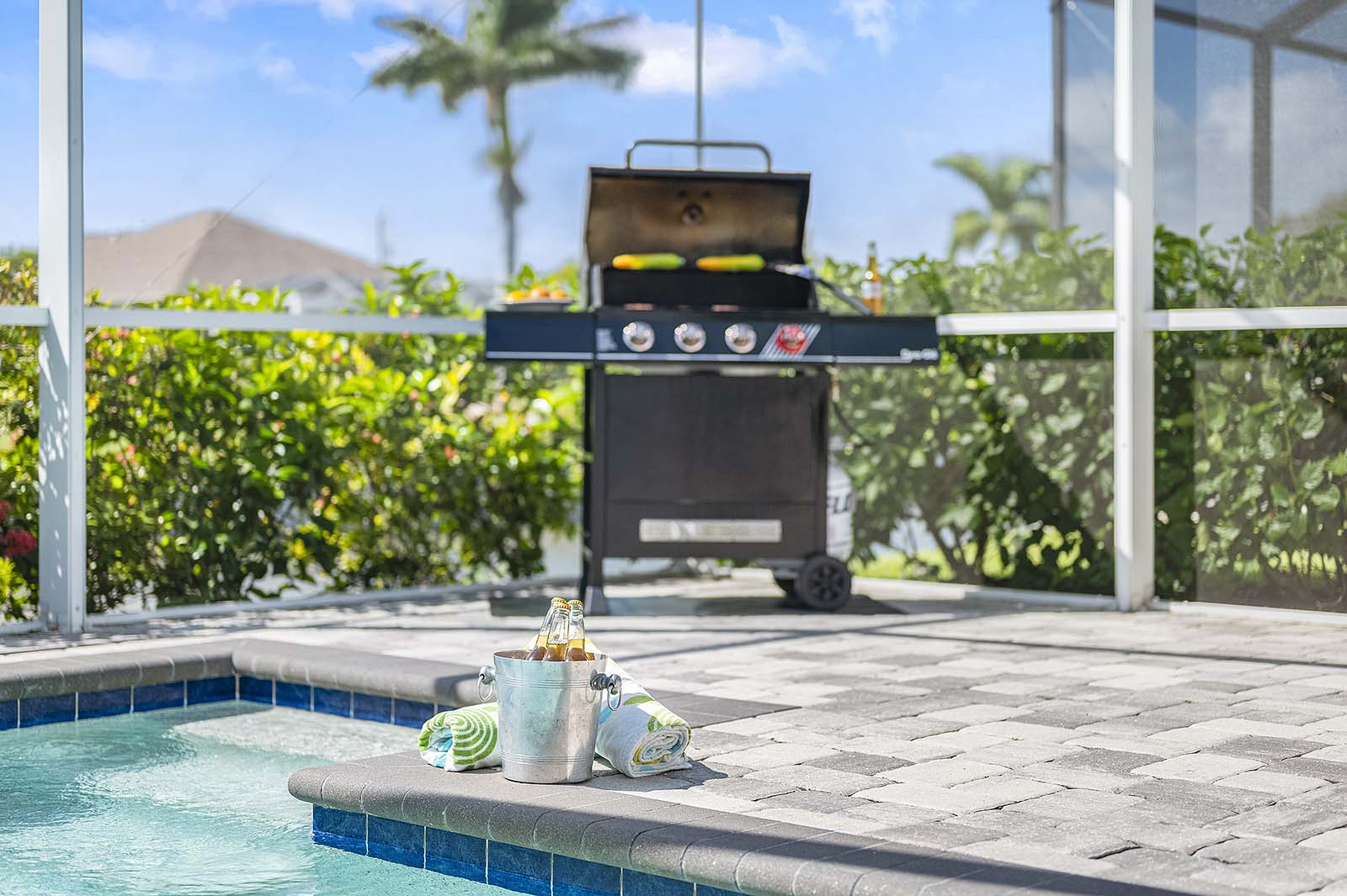 Terrasse am Süßwasserkanal mit Sitzbereich und Blick aufs Wasser.