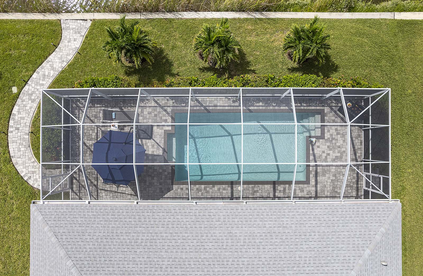 Terrasse am Süßwasserkanal mit Sitzbereich und Blick aufs Wasser.