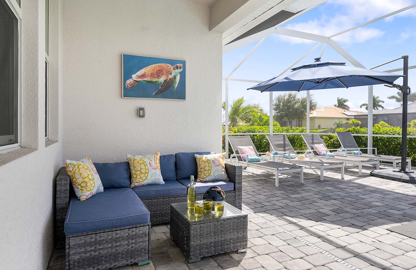 Terrasse am Süßwasserkanal mit Sitzbereich und Blick aufs Wasser.