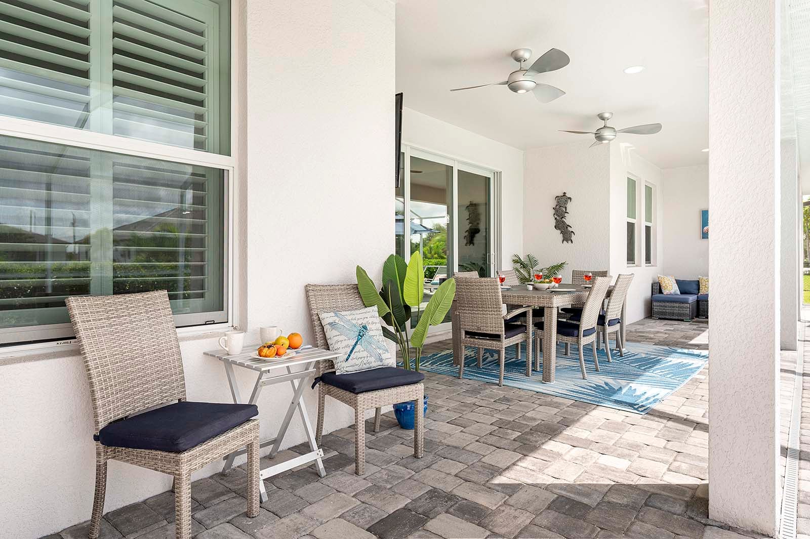 Sonnige Terrasse am Süßwasserkanal mit Blick aufs Wasser.