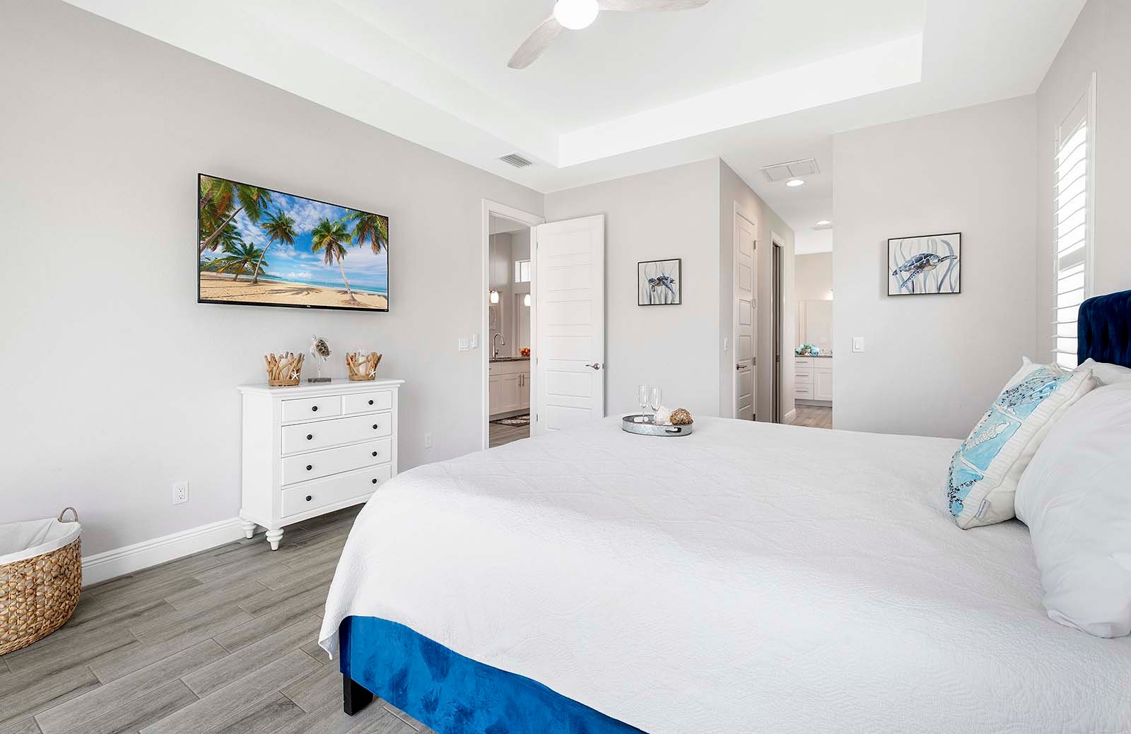 Terrasse am Süßwasserkanal mit Sitzbereich und Blick aufs Wasser.