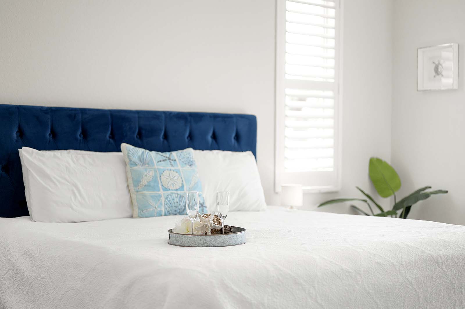 Terrasse am Süßwasserkanal mit Blick aufs Wasser und sonniger Südausrichtung.
