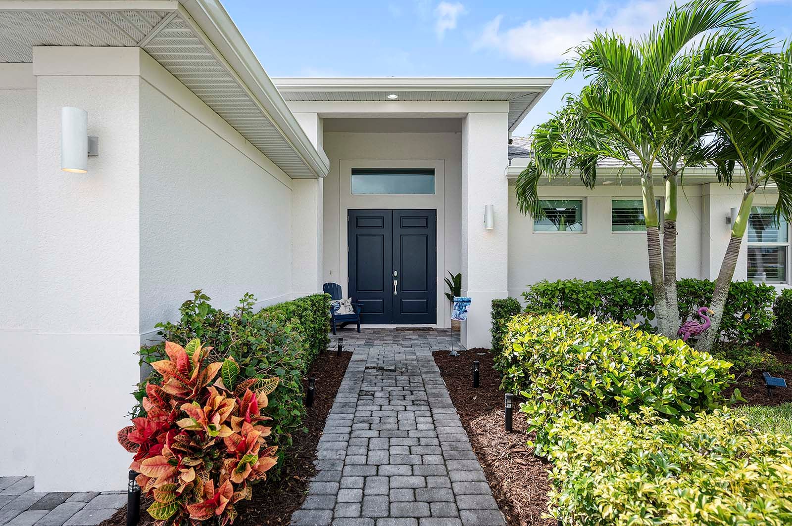 Terrasse am Süßwasserkanal mit Sitzbereich und Blick aufs Wasser.