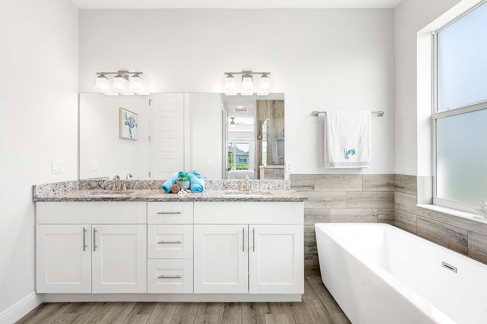 Terrasse am Süßwasserkanal mit Blick aufs Wasser.