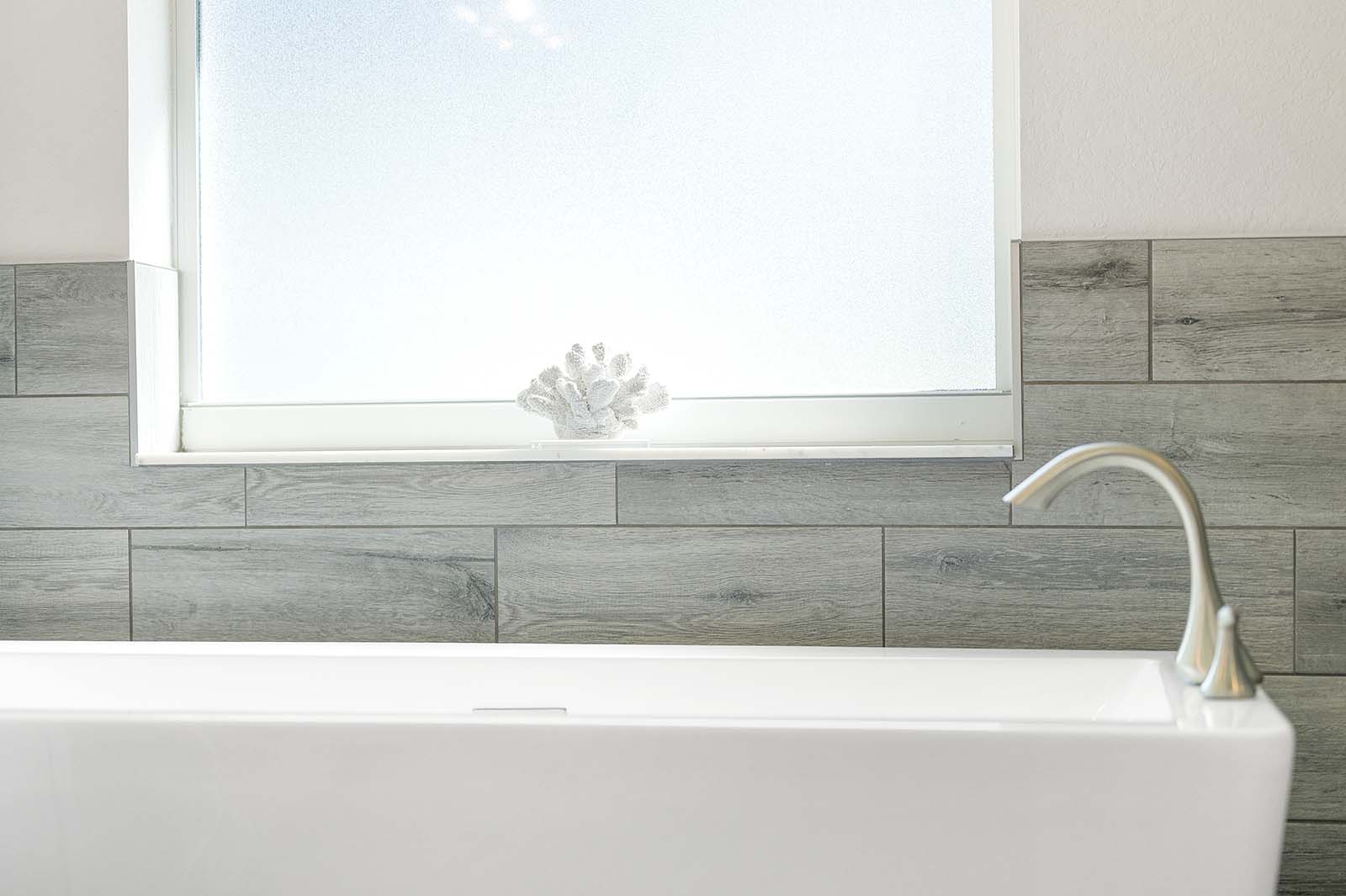 Terrasse am Süßwasserkanal mit Sitzbereich und Blick aufs Wasser.