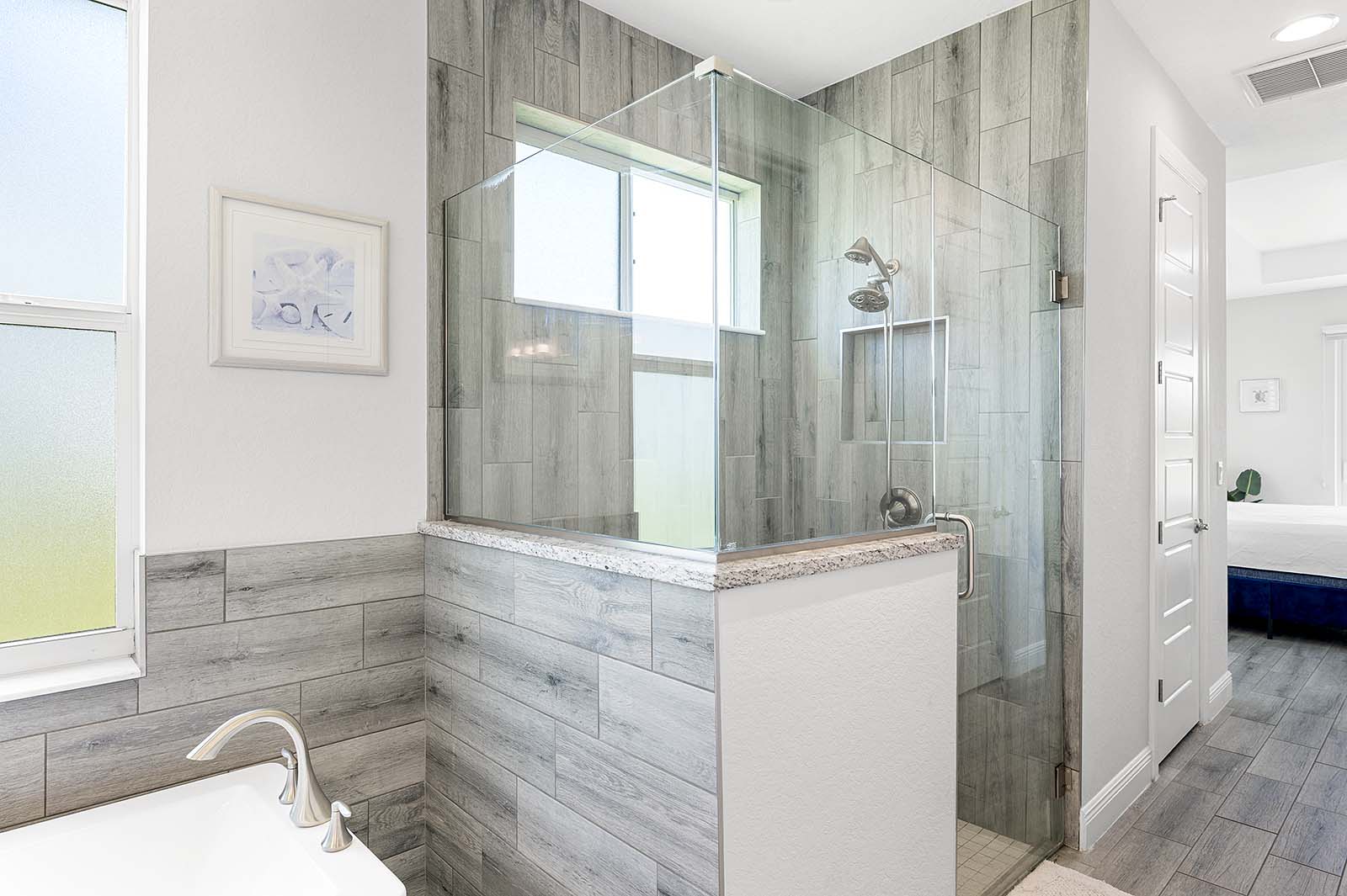 Sonnige Terrasse am Süßwasserkanal mit Blick aufs Wasser.