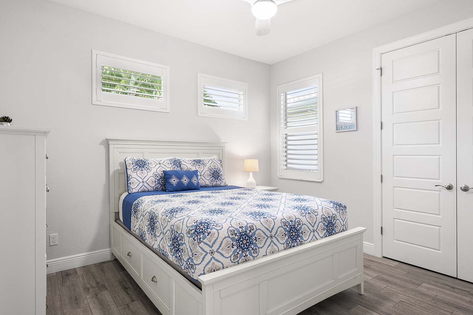 Terrasse am Süßwasserkanal mit Sitzbereich und Blick aufs Wasser.
