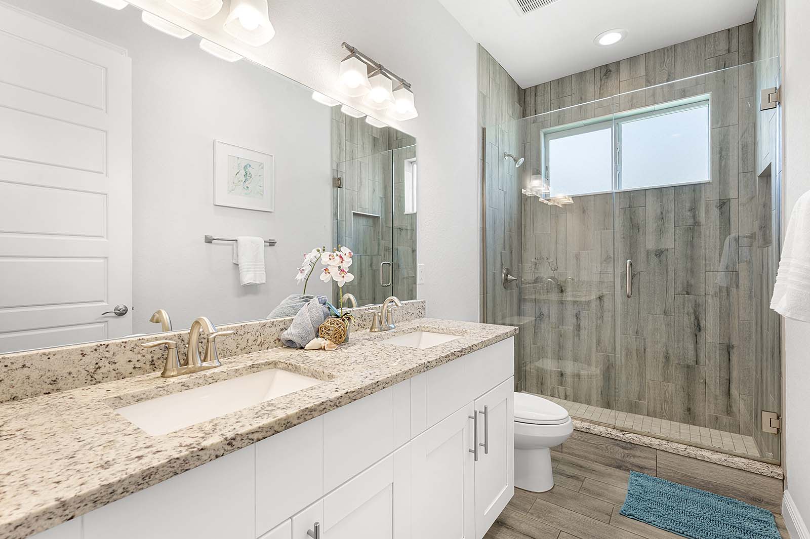 Terrasse am Süßwasserkanal mit Südausrichtung und Wasserblick.