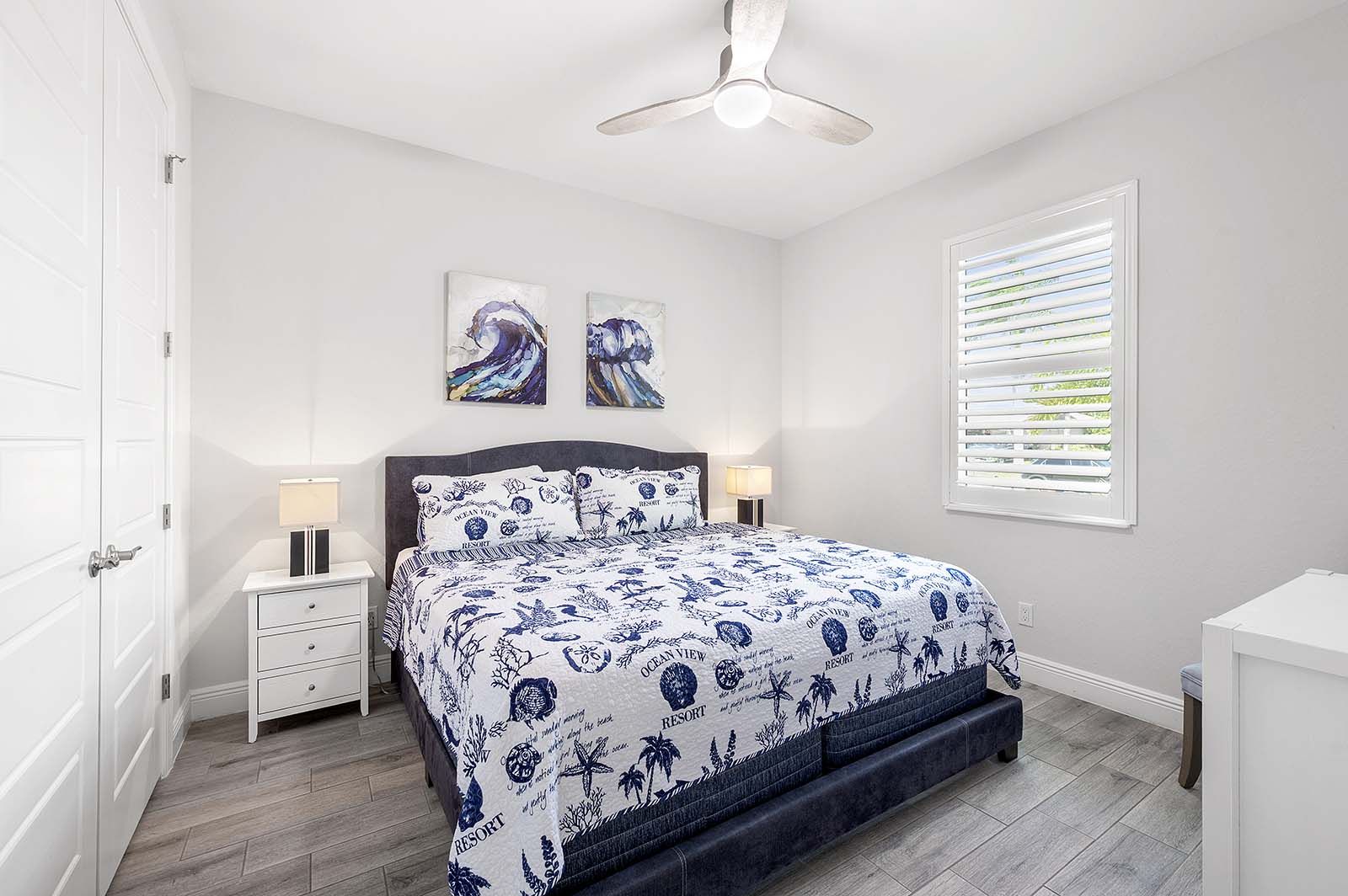 Terrasse am Süßwasserkanal mit Blick aufs Wasser.