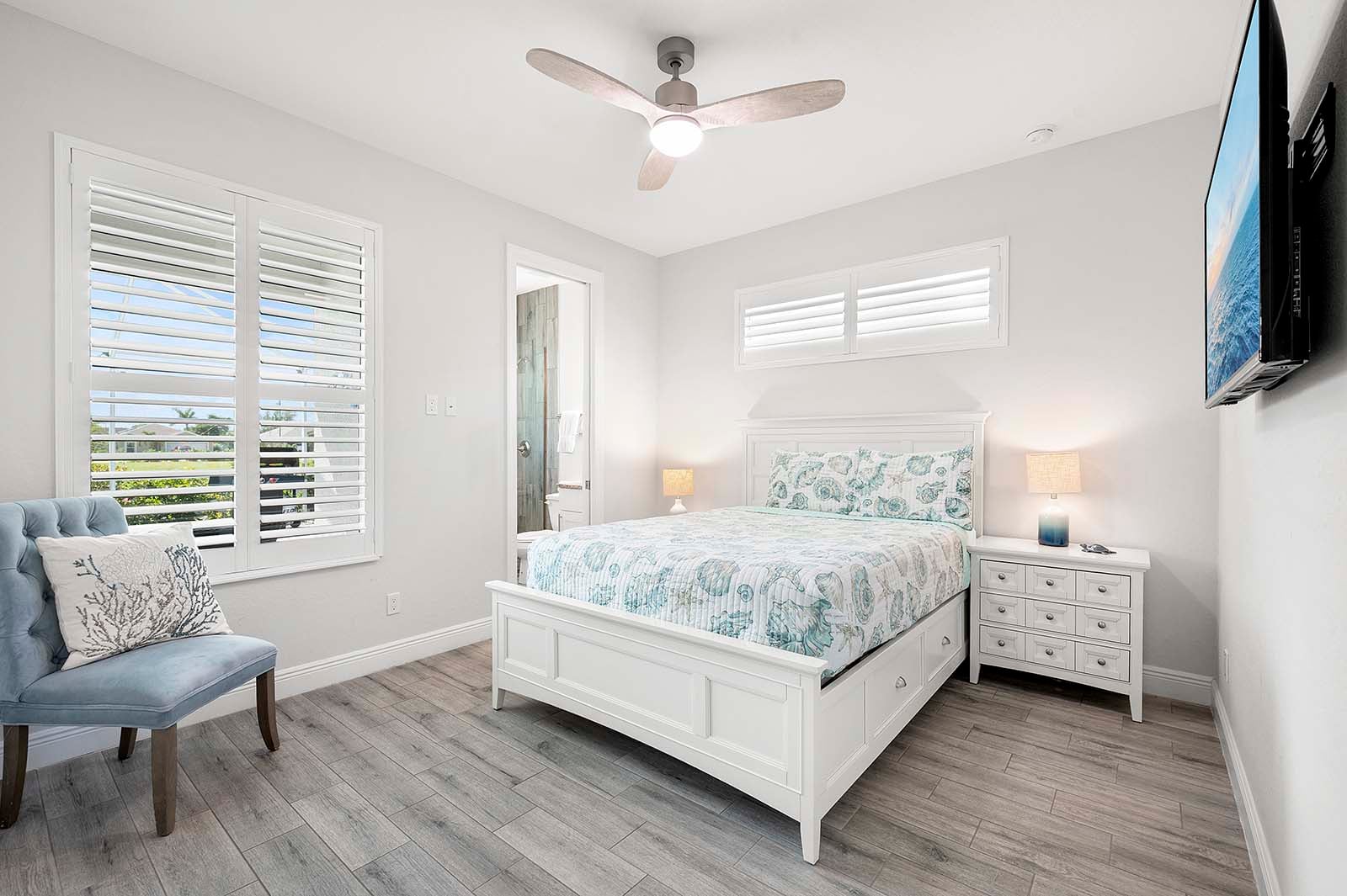 Terrasse am Süßwasserkanal mit Sitzbereich und Blick aufs Wasser.