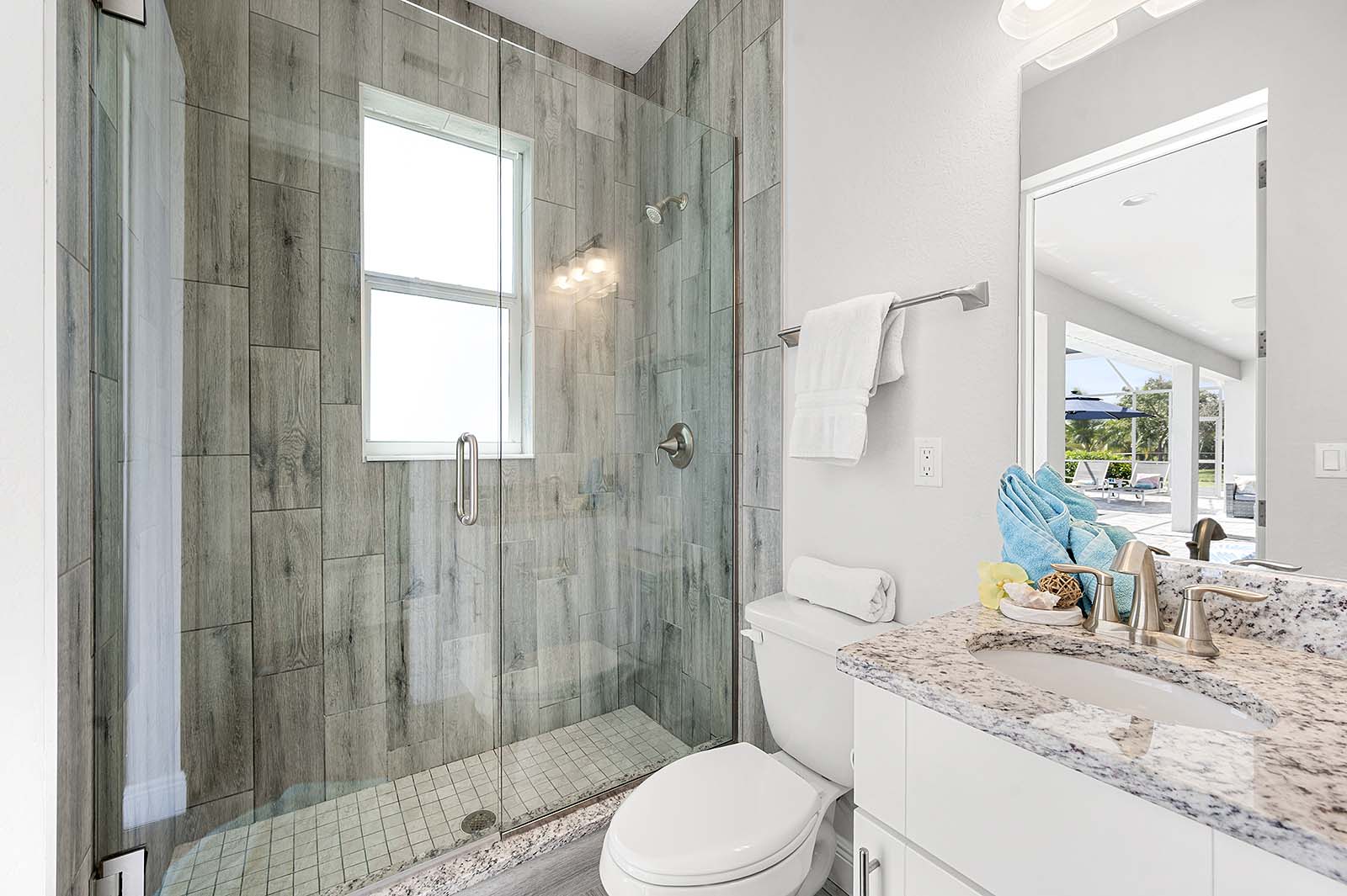 Terrasse am Süßwasserkanal mit Sitzbereich und Blick aufs Wasser.