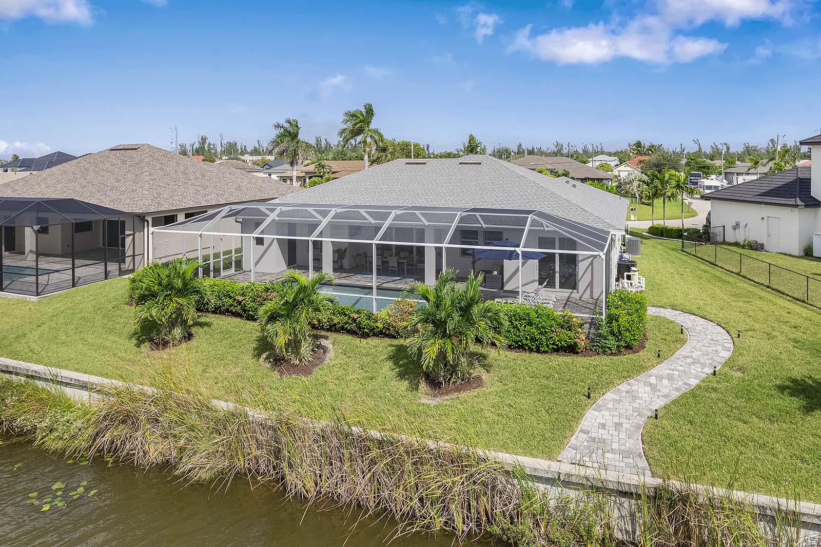 Terrasse am Süßwasserkanal mit Sitzbereich und Blick aufs Wasser.