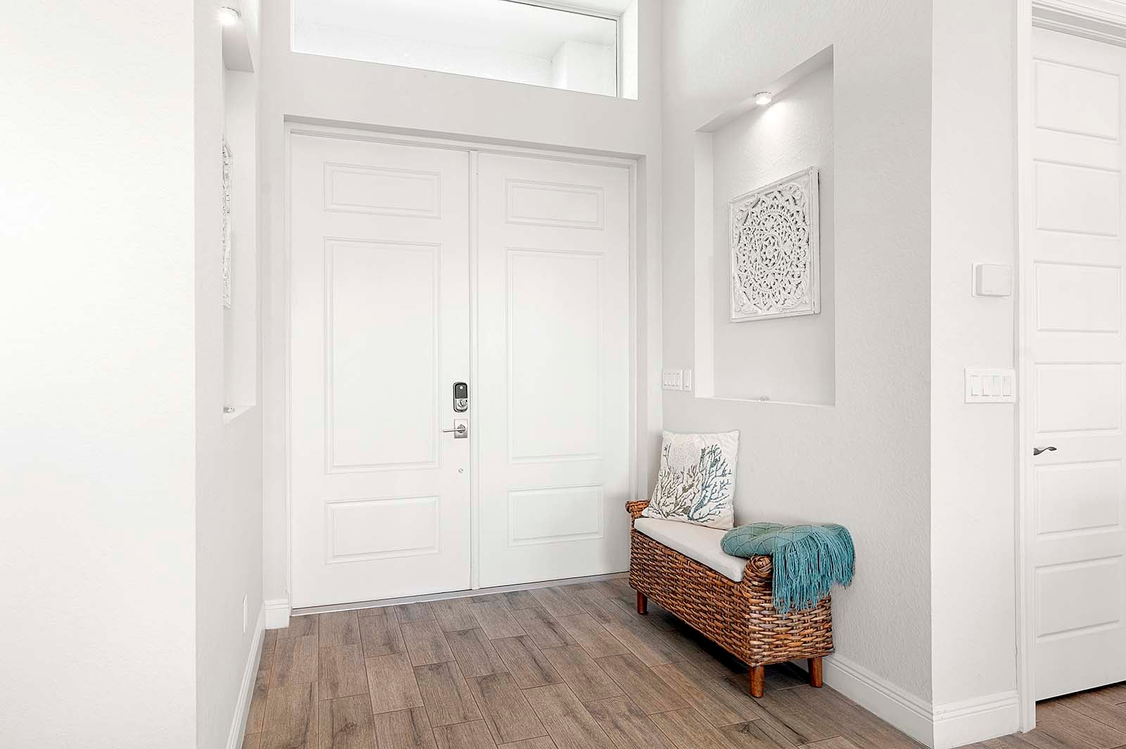 Terrasse am Süßwasserkanal mit Blick aufs Wasser.