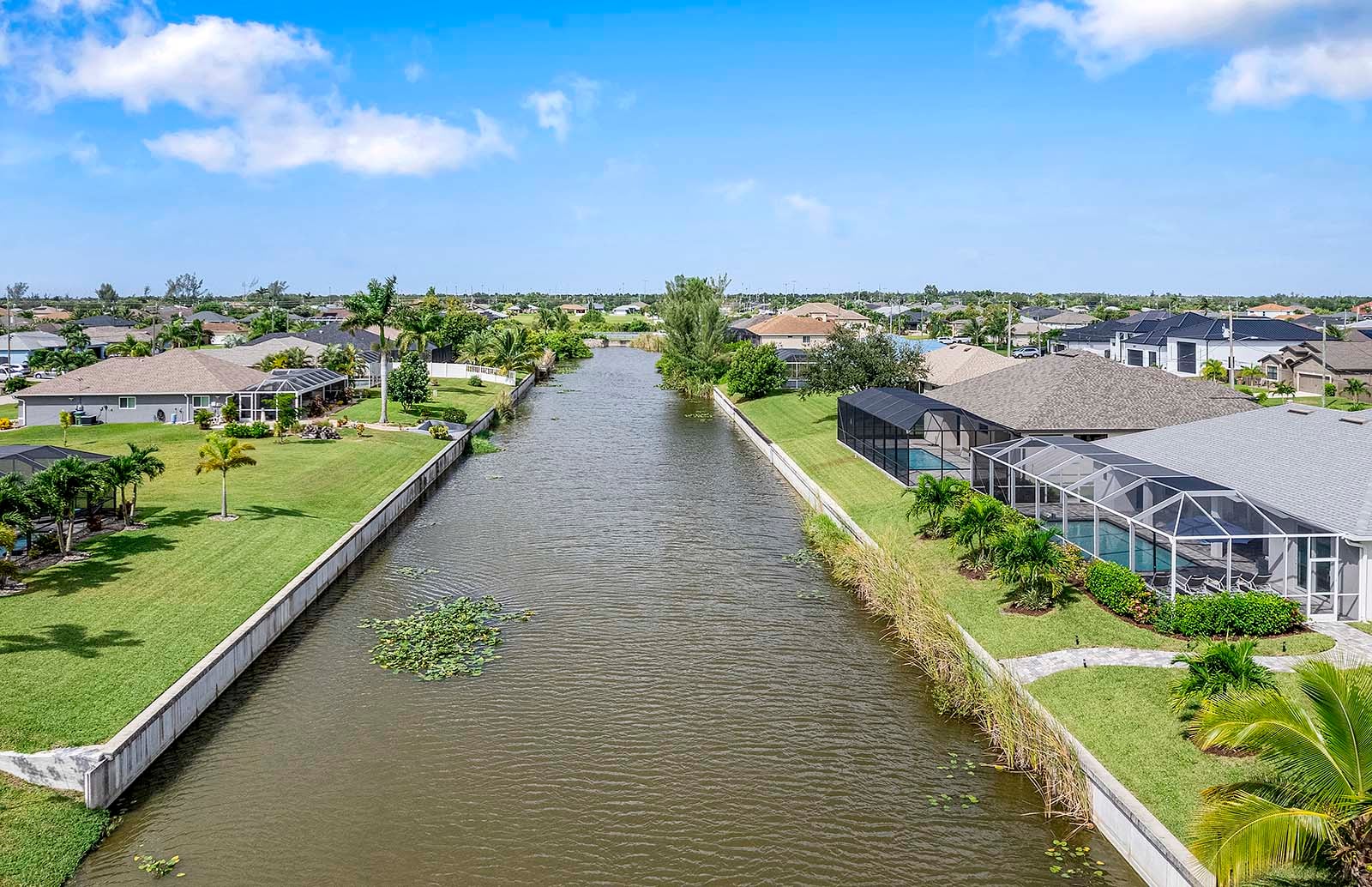 Terrasse am Süßwasserkanal mit Blick aufs Wasser.