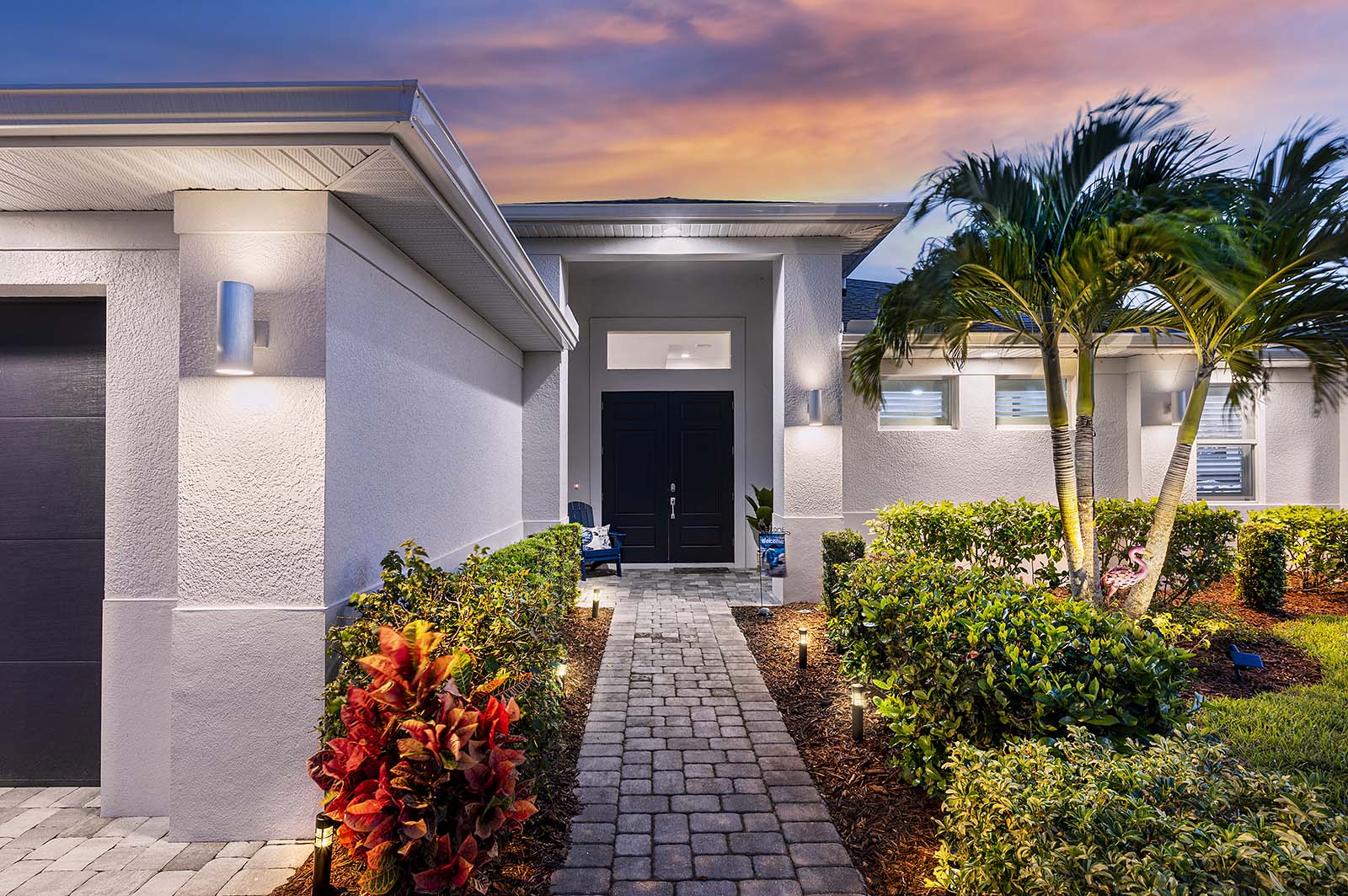 Terrasse am Süßwasserkanal mit Blick aufs Wasser und Sitzbereich.