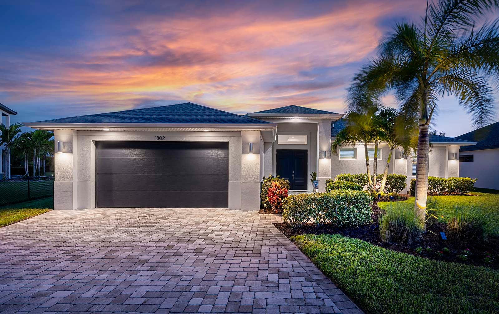 Terrasse am Süßwasserkanal mit Sitzbereich und Blick aufs Wasser.