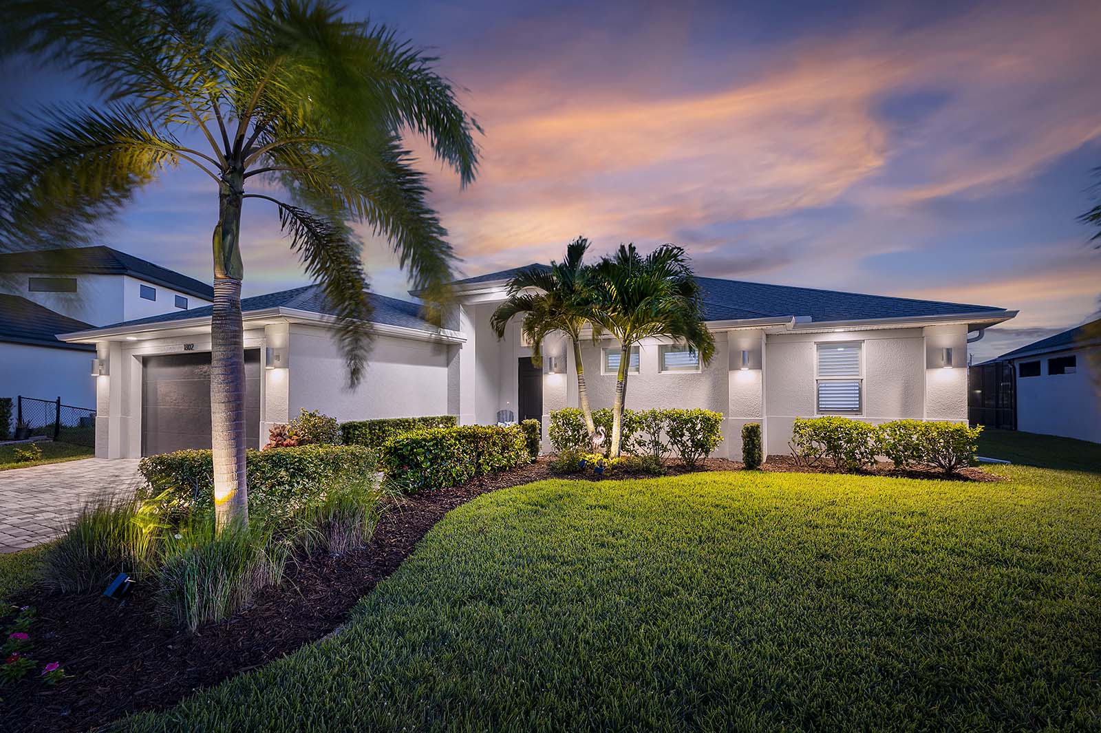 Terrasse am Süßwasserkanal mit Blick aufs Wasser.