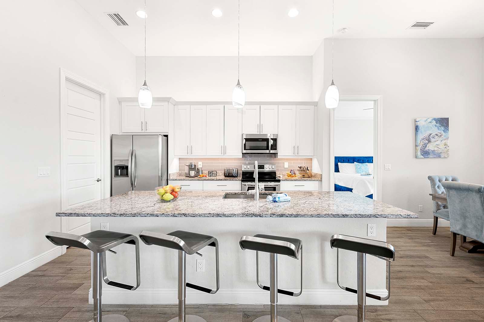 Terrasse am Süßwasserkanal mit Blick aufs Wasser.