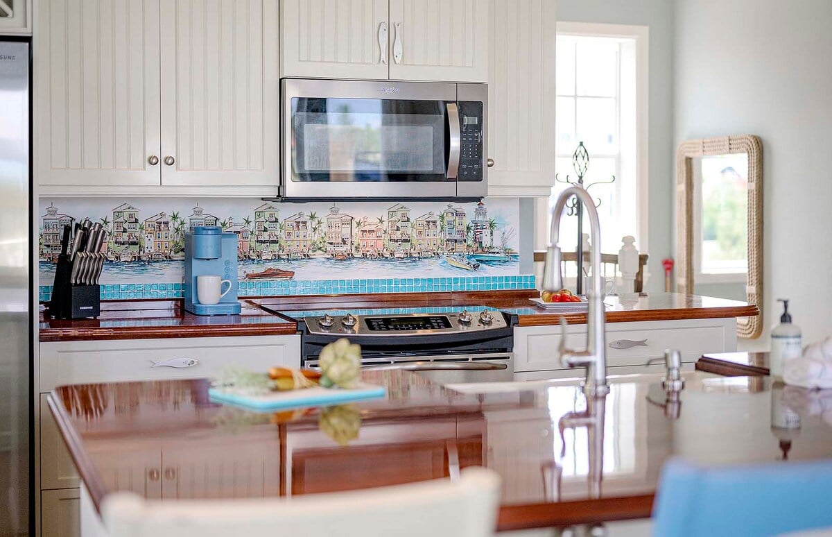 Sunset-Balkon mit Westblick über das Wasser und den Hafen.