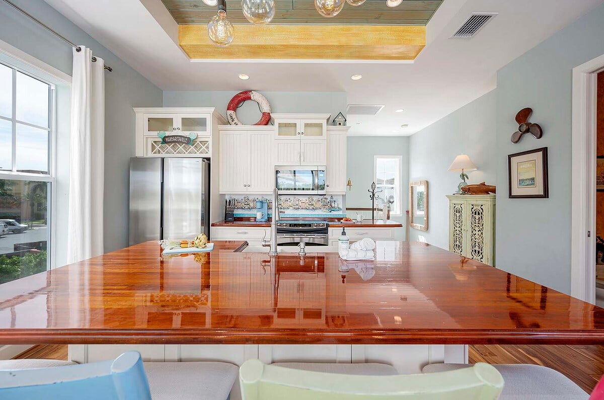 Blick vom Balkon auf das Wasser und den Bootsanleger bei Sonnenuntergang.