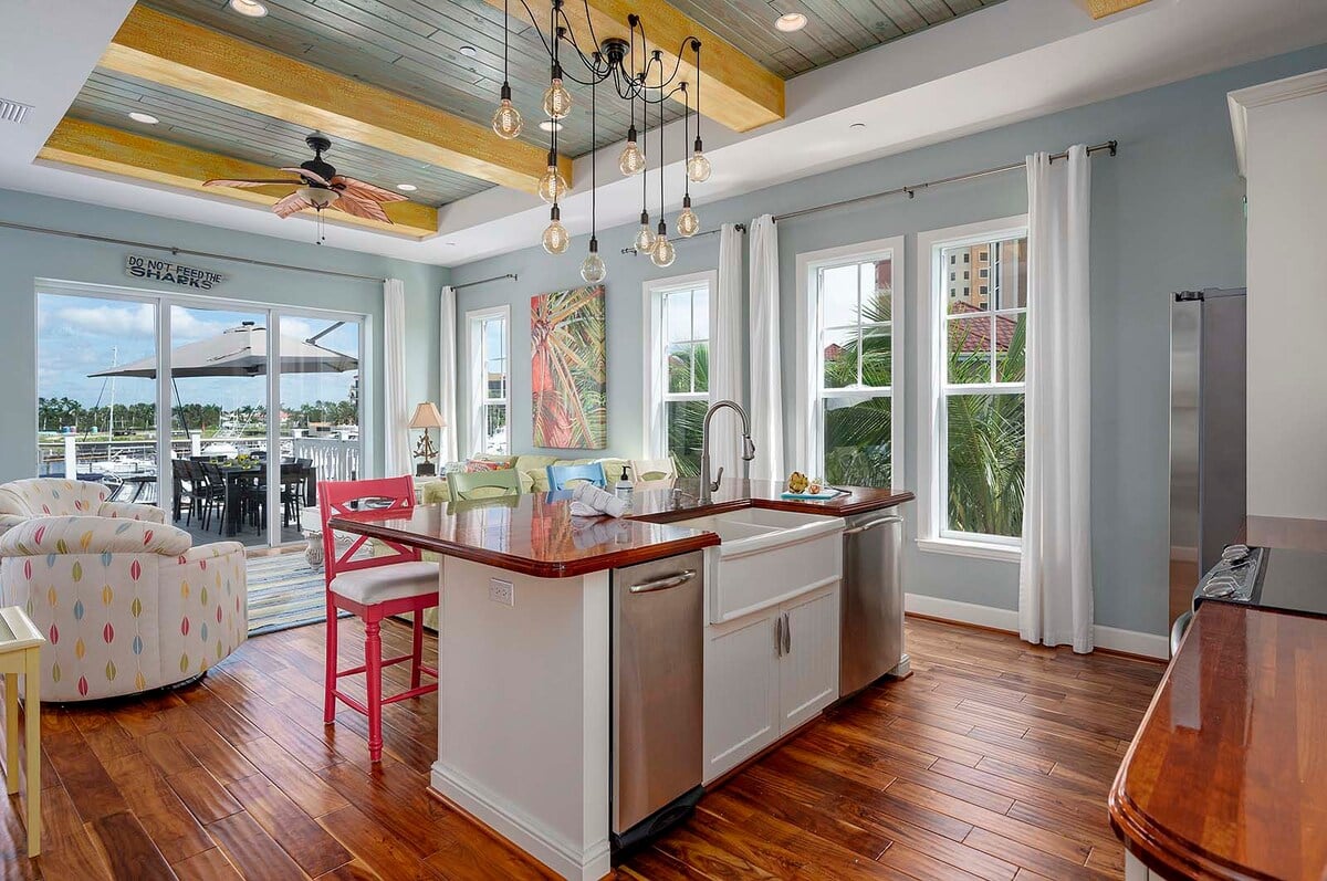 Hafenblick vom Balkon bei Sonnenuntergang mit Wasserfront und Bootsdock.