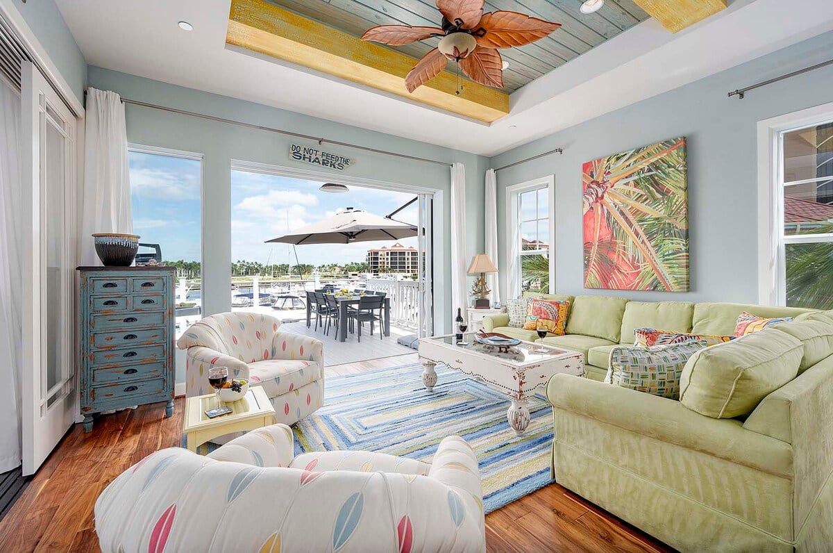 Sunset-Balkon mit Westblick auf das Wasser und den Bootsanleger.