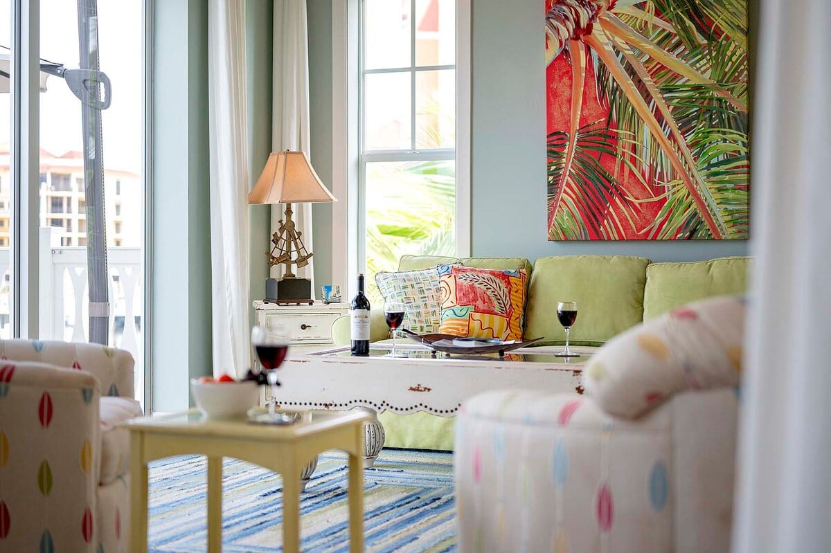 Sunset-Balkon mit Westblick auf das Wasser und den Hafen.