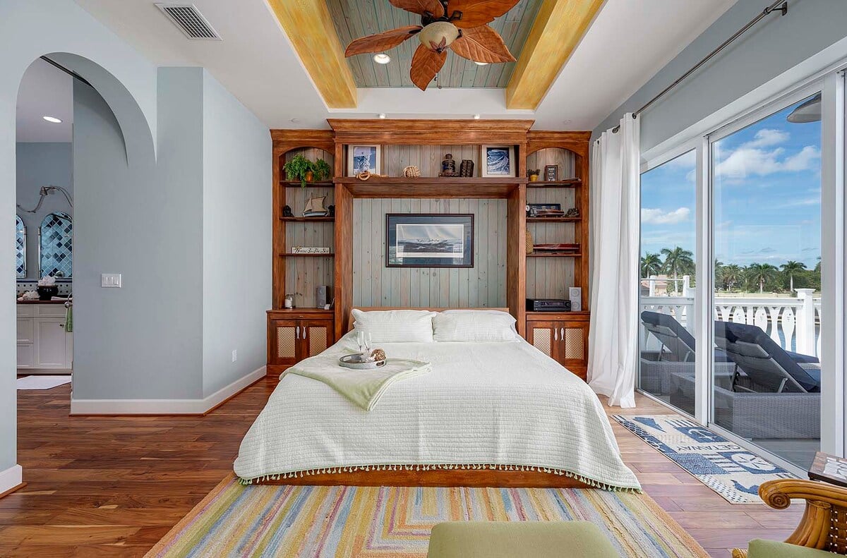 Balkon mit Sitzmöbeln und Blick aufs Wasser bei Sonnenuntergang.