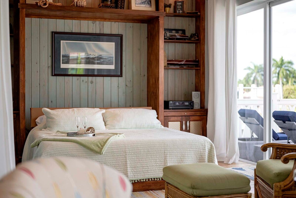 Balkon mit Westblick auf das Wasser und den Hafen bei Sonnenuntergang.