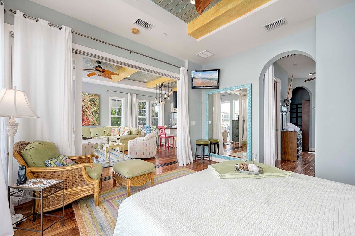 Sunset-Balkon mit Westblick auf das Wasser und den Hafen.