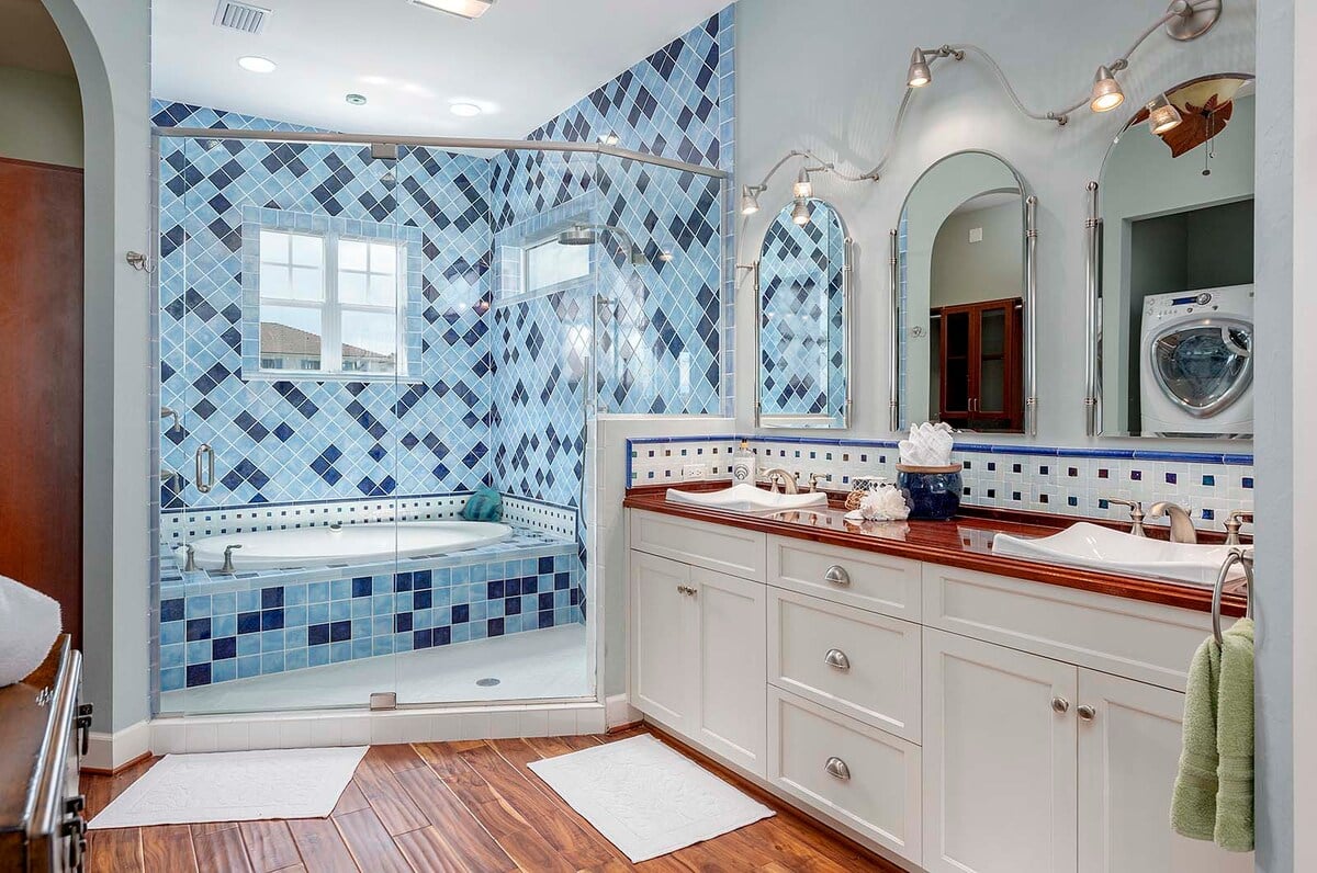 Sunset-Balkon mit Westblick auf das Wasser und die Marina.