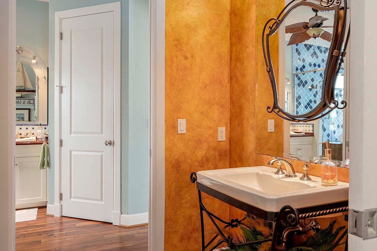 Sunset-Balkon mit Westblick auf den Hafen und das Wasser.