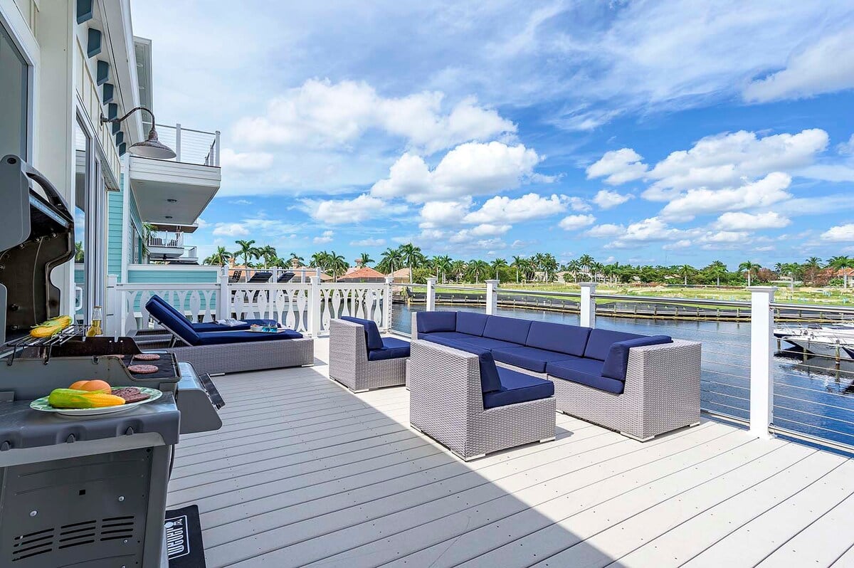 Sunset-Balkon mit Westblick auf das Wasser und den Hafen.