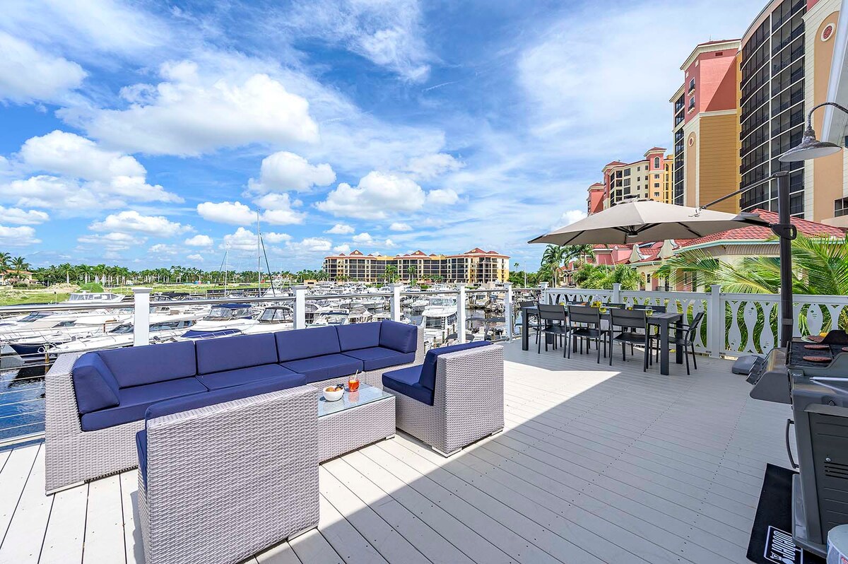 Sunset-Balkon mit Westblick auf das Wasser und den Hafen.