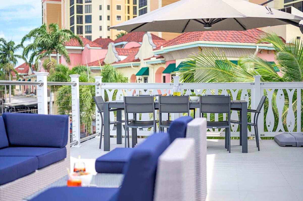 Sonnenuntergangsbalkon mit Blick auf das Wasser und den Hafen.