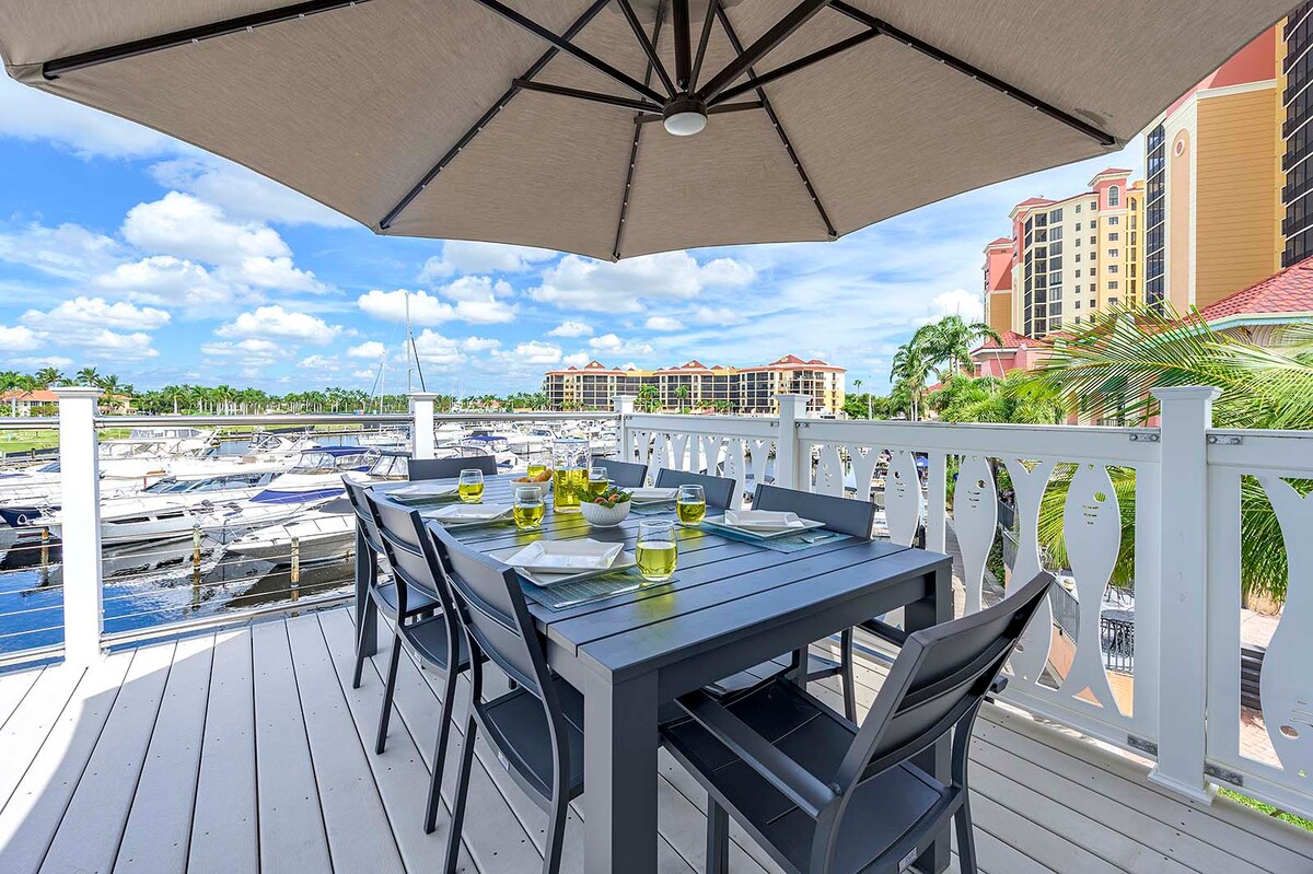 Sunset-Balkon mit Westblick auf das Wasser und den Hafen.