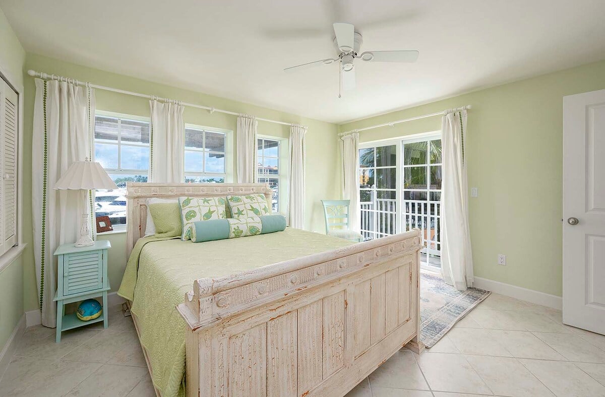 Sunset-Balkon mit Westblick auf das Wasser und die Marina.