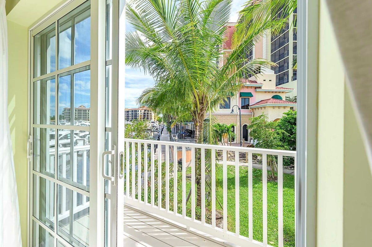 Sunset-Balkon mit Westblick auf das Wasser und die Marina.
