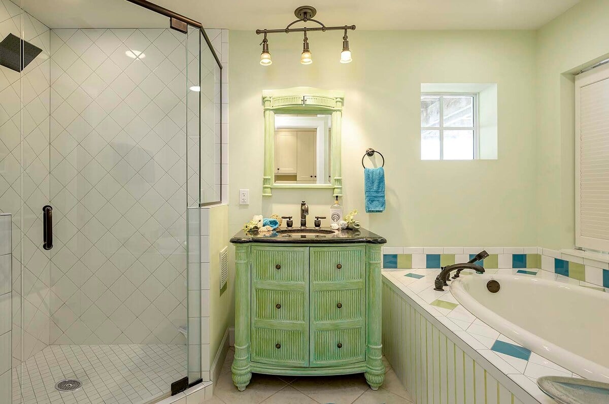 Sunset-Balkon mit Westblick über das Wasser und den Hafen.