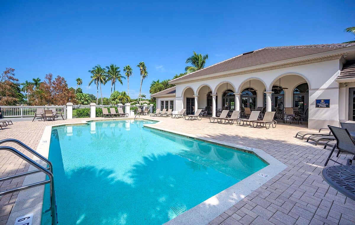 Hafenblick vom Balkon bei Sonnenuntergang.